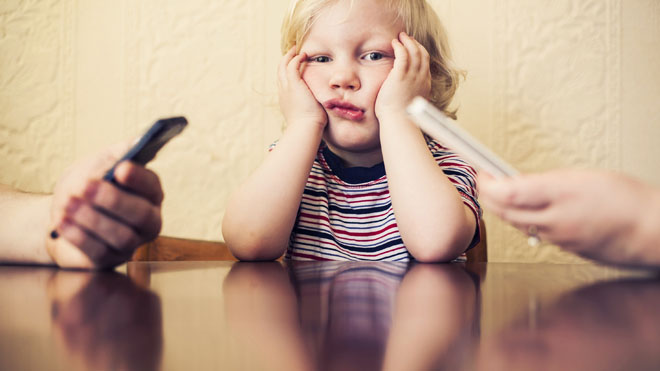 distracted parents Những thói hư mà các bậc cha mẹ cần từ bỏ ngay