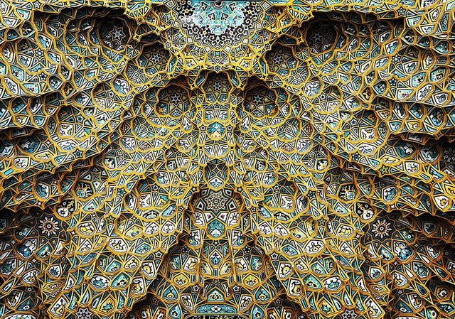 1457856760 1 Thiết kế trần nhà đẹp mê hoặc của các thánh đường Hồi giáo ở Iran