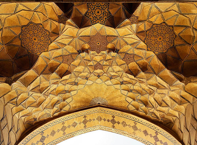 1457856760 5 Thiết kế trần nhà đẹp mê hoặc của các thánh đường Hồi giáo ở Iran