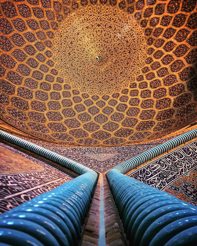 1457856761 2 Thiết kế trần nhà đẹp mê hoặc của các thánh đường Hồi giáo ở Iran