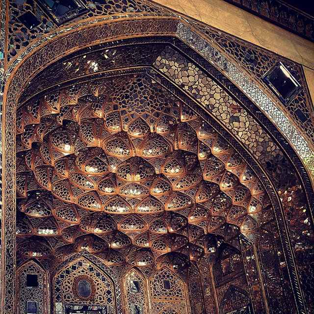 1457856768 7 Thiết kế trần nhà đẹp mê hoặc của các thánh đường Hồi giáo ở Iran