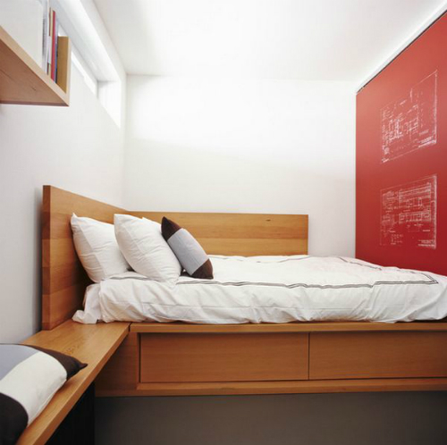 wood corner bed red wall accen 2494 5158 1405315999 Bạt mí bí kíp kê giường tận dụng góc phòng ngủ