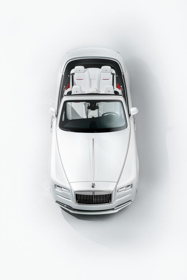 3905073 P90240985 highRes the house of rolls r Rolls Royce vừa cho ra mắt bộ sưu tập Dawn Inspired by Fashion