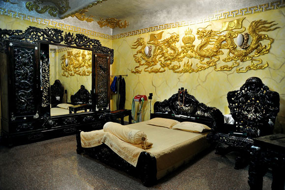 son3 1479285344209 Cùng nhìn qua phòng ngủ cầu kì, trang trí diêm dúa của hai ông hoàng nhạc Việt