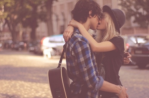 couple guitar kiss kissing lll Favim com 108785 Tại vì sao bạn nên hôn nhiều hơn?