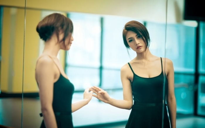 scrape 14711647207298 1404980700 girl looking mirror 4 7 sự thật về phụ nữ mà chính các nàng cũng phải rất ngỡ ngàng